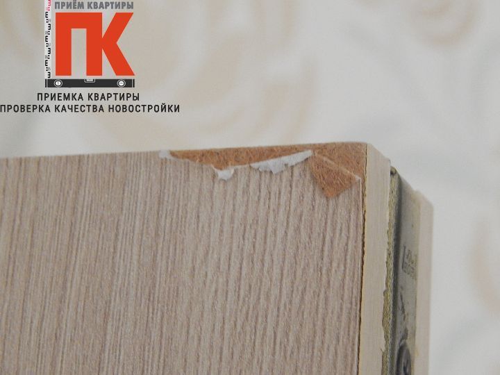 повреждение отделки двери в квартире с ремонтом